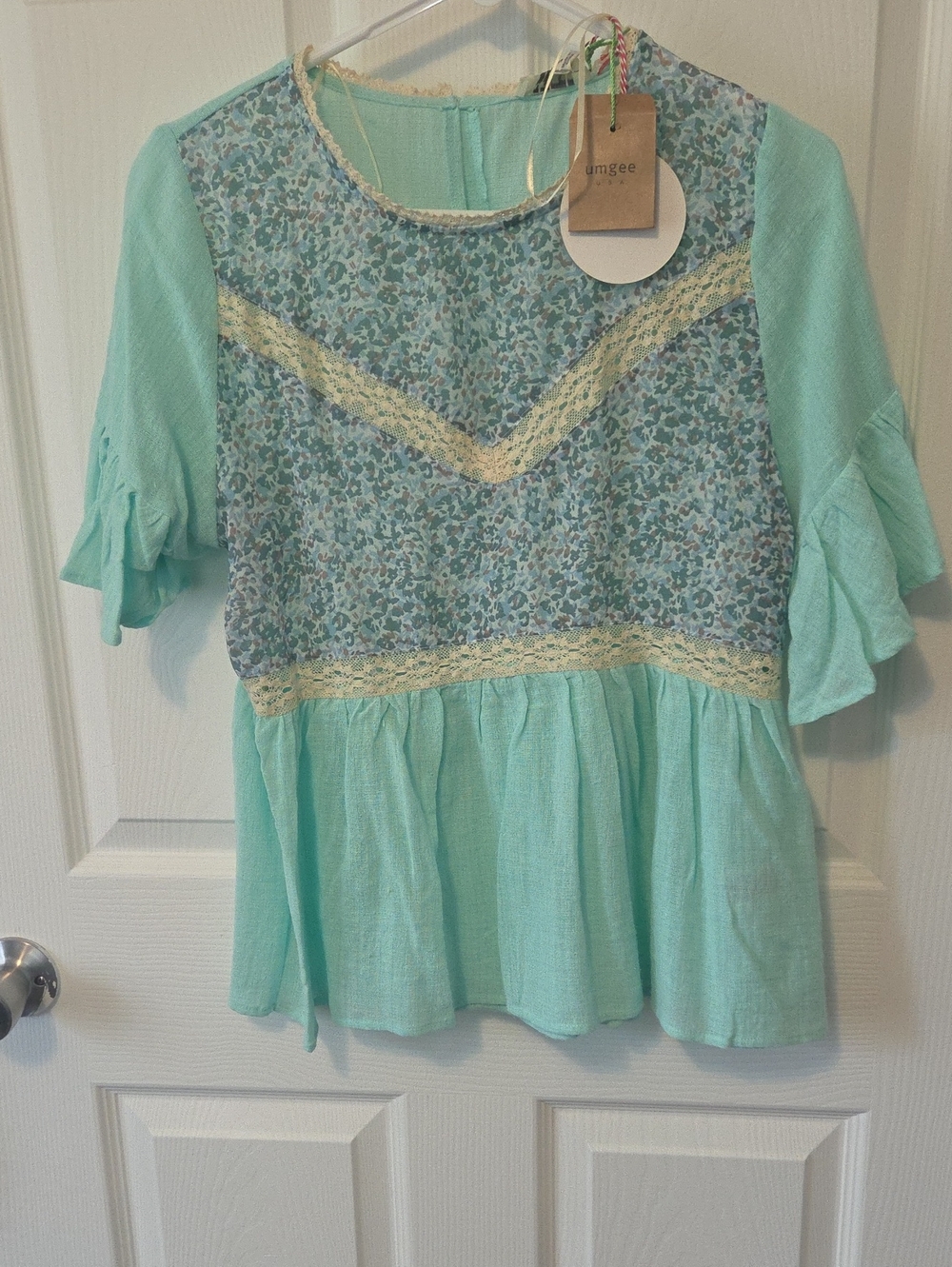 Umgee Mint Floral Lace-Paneled Peplum Top Size Small